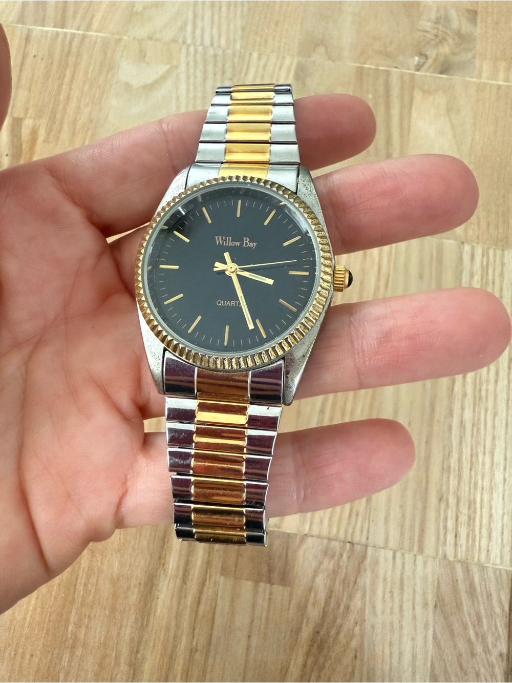 Willow bay black dial two tone classic watch NEW BATTERY
